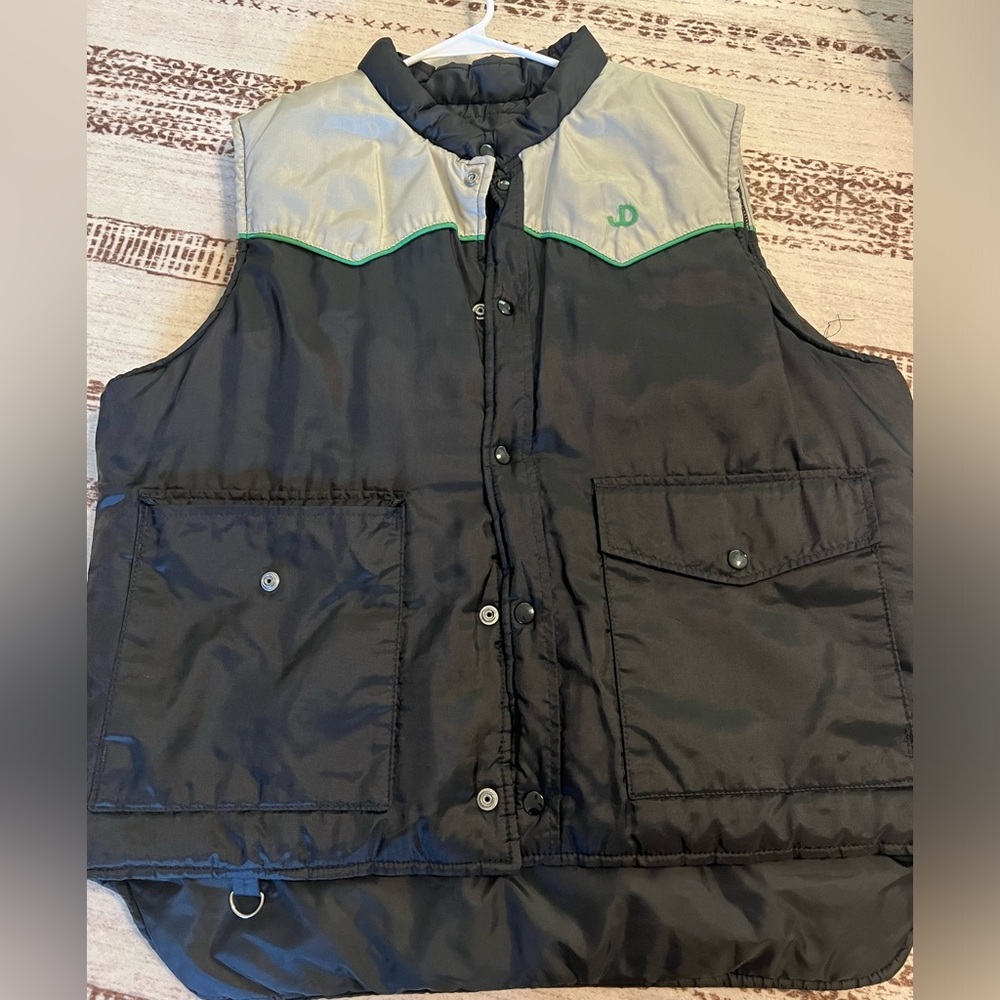 Vintage 1980s John Deere logo made in the USA black puffer vest size L/XL